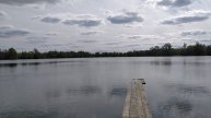 Прогулки по причалу Данилище озера в Заозерье