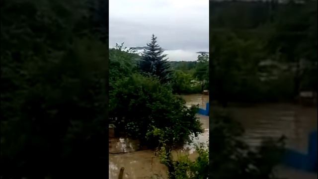 Автомобили оказались под водой во время паводка в Армении