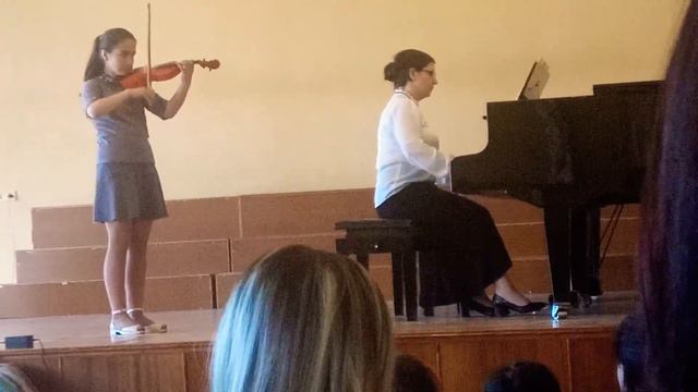Сестра играет на скрипке/ My sister plays the violin