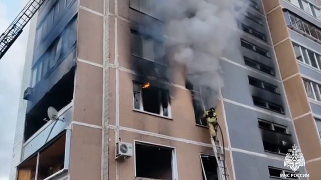 Ребенок погиб и трое взрослых пострадали при пожаре в многоэтажном доме в Ульяновске, сообщают в МЧС