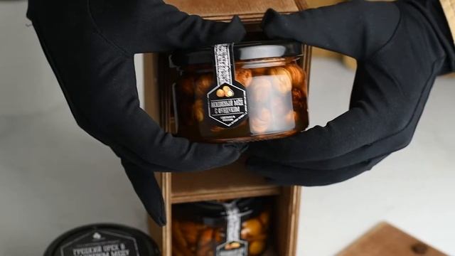 Медовый подарочный набор HoneyForYou "Ореховое трио" в деревянном ящике. Обзор