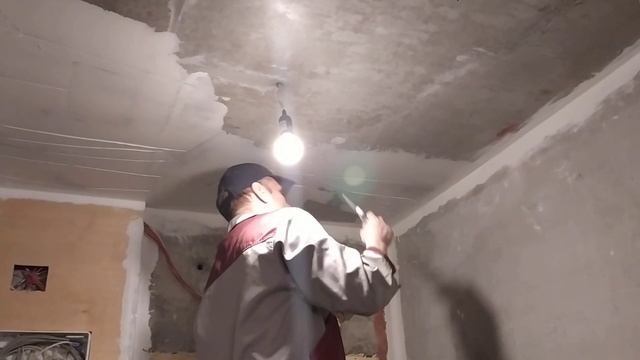 Самостоятельно шпаклюю потолок первым слоем - снято на видео. Ремонт коридора ч 10.