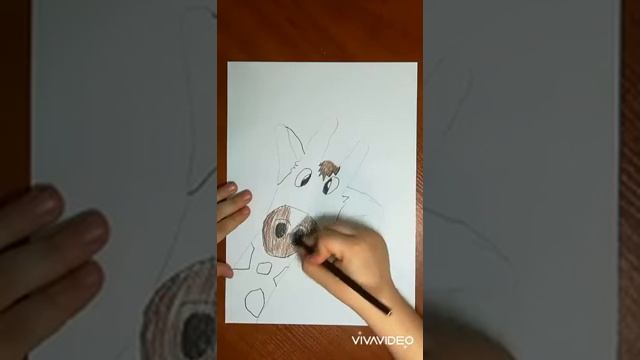 Простой способ нарисовать жирафа при помощи руки.