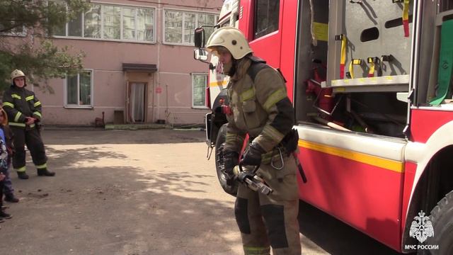 Воспитанники казанского детского сада ДОУ№19 поздравили пожарных с профессиональным праздником