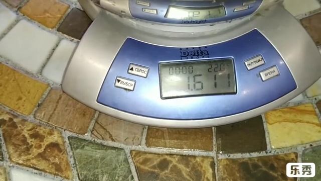 Вес петушков Амераукана и помесных в 4,5 месяца при содержании на свободном выгуле.