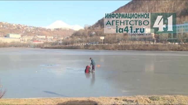 По тонкому льду Култучного озера гуляют люди