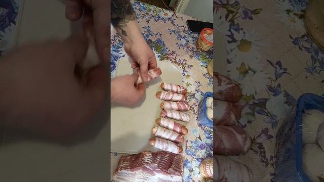 сосиски с сыром и свежемолотым перцем запечённые в беконе на углях #вкусно #гриль #природа