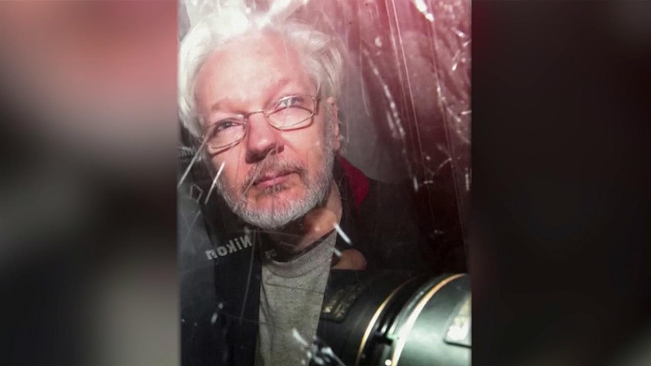 Основатель "Викиликс" Джулиан Ассанж отпущен из лондонской тюрьмы