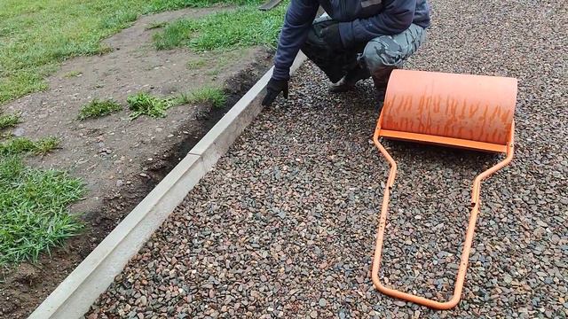 засыпка подушки под дорожку щебнем