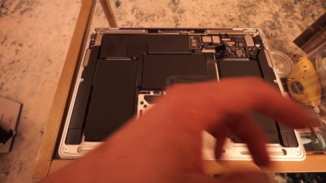 Is the Macbook Air M1 any good ? Thoughts from a PC user and taking a quick look at the logic board