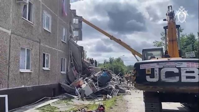 Следователи СК РФ работают на месте обрушения жилого дома в Нижнем Тагиле.