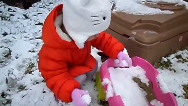 Лесана лепит снеговиков Внезапная зима Кроссовки на проводах Children playing with snow