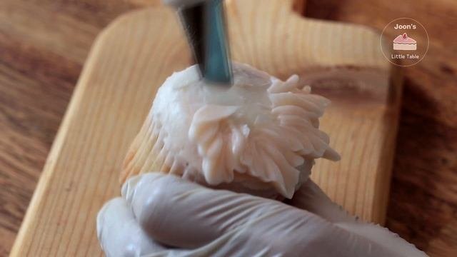 8 Design Flower CupcakesTutorial For Beginners :: Wilton Nozzle #104