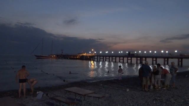 Море, пляж у ресторана "Прибой" в Лазаревском, Сочи. Сентябрьский вечер 2015.