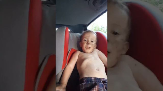 Как надо ехать с дачи. Один из близнецов зажигает.