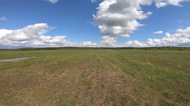Красивый летний взлет самолета Ан-2 с поля.