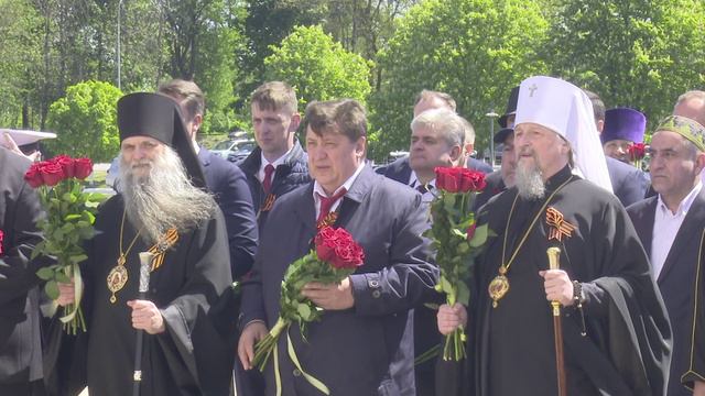 Возложение цветов к мемориалу Звонница на Прохоровском поле