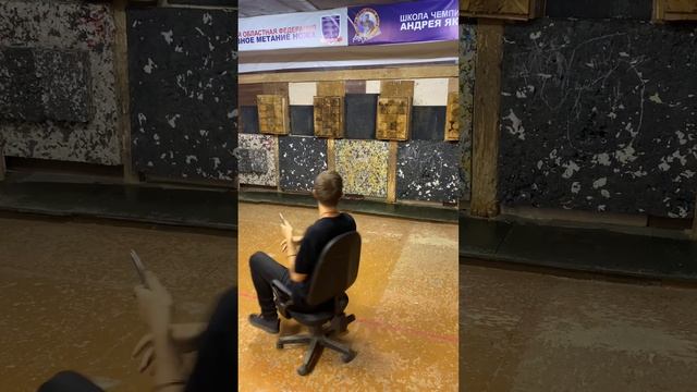Метаю на стуле пока он вращаться