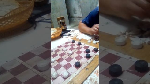 Ca la geamăna
