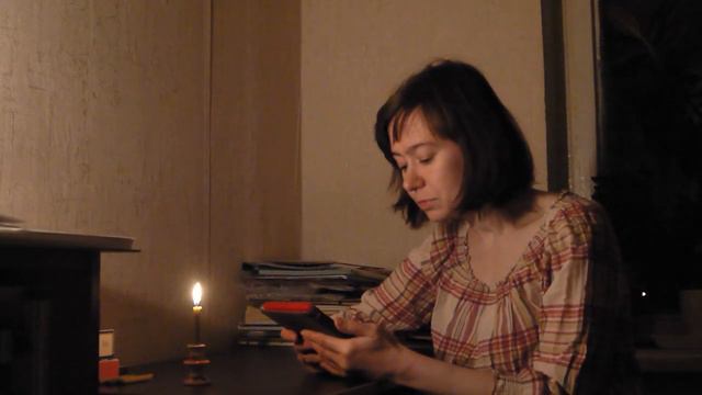 Маша читает Евангелие от Иоанна, главу 10