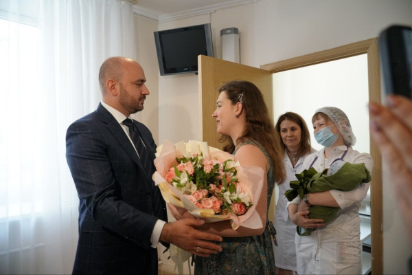 Вячеслав Федорищев посетил родильный дом Самарской городской больницы № 10
