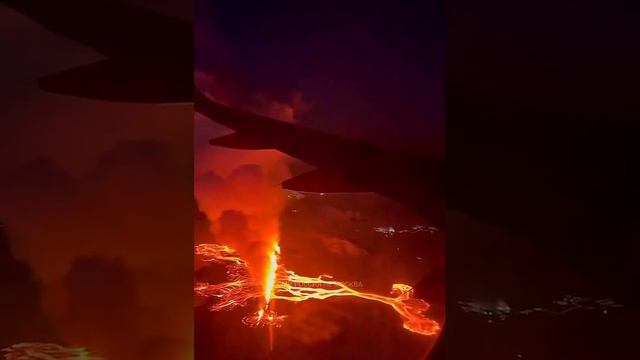 🤯 Пассажиры самолёта сняли, как извергается вулкан Фаградальсфьядль на исландском полуострове .