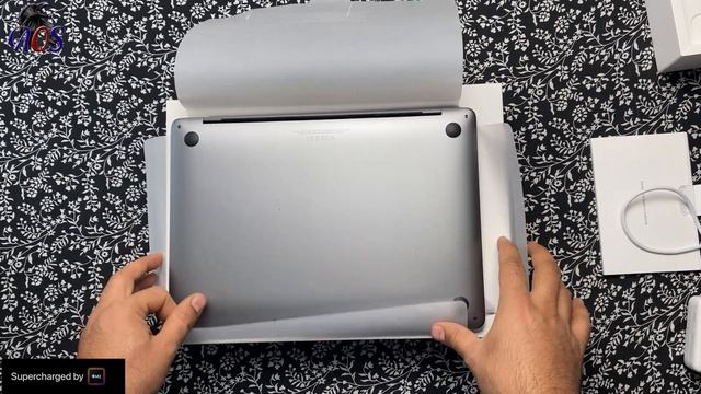 MacBook Pro M2 (2022) Unboxing - فتح صندوق و مراجعة ماك بوك برو