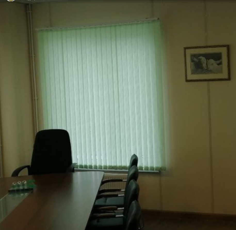 Жалюзи вертикальные для офиса, в ткани Битиф зеленый в современный тепличный комплекс. Декор окон.