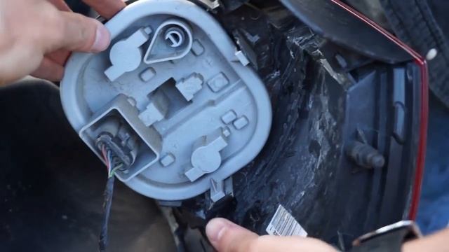 Fiat Bravo II wymiana tylnych żarówek, demontaż lampy