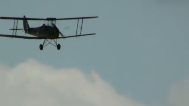 Biplane flight DH-82/Полет биплана DH-82