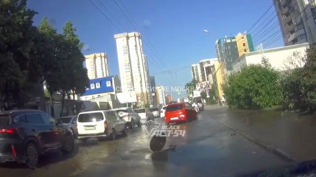 💩Канализационный фонтан в Новосибирске: люк выбило потоком нечистот прямо посреди проезжей части.
