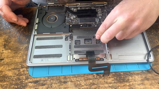 Macbook Pro 2017 Battery Replacement A1708 #apple #macbook #diy #repair