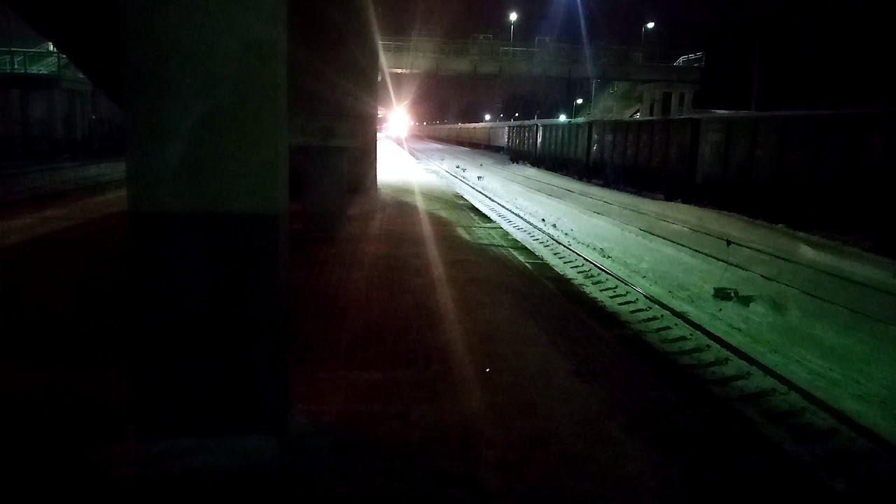 ЭП20 со скорым пассажирским поездом на станции Голутвин.