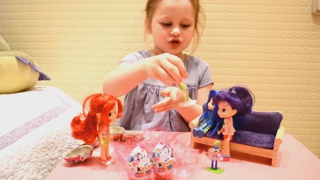Кукла Шарлотта Земляничка и Лучшие подружки Черничка и Вишенка покупают Киндер Strawberry Shortcake