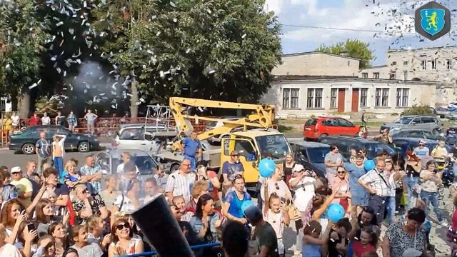 В Слониме открылся новый магазин. Посетителей встретили танцами и бесплатным мороженым