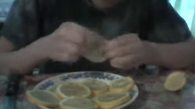 Ем целый лимон