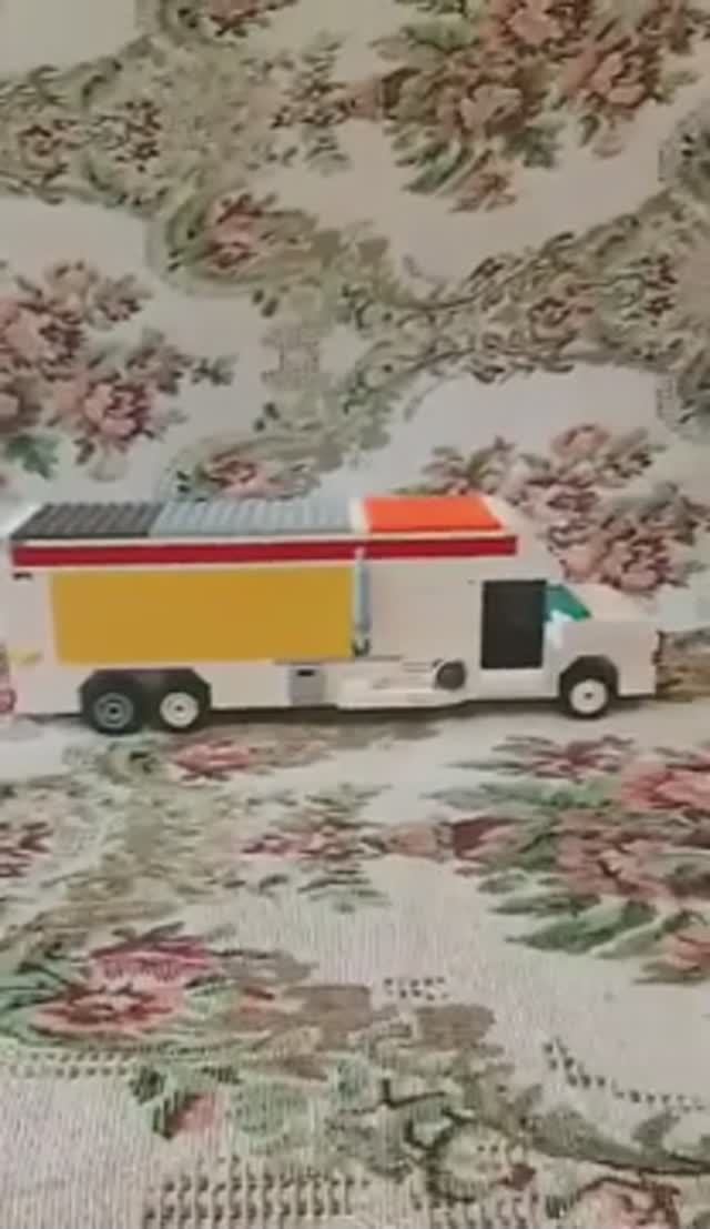 Самодельный грузовик LEGO, поражающий реализмом