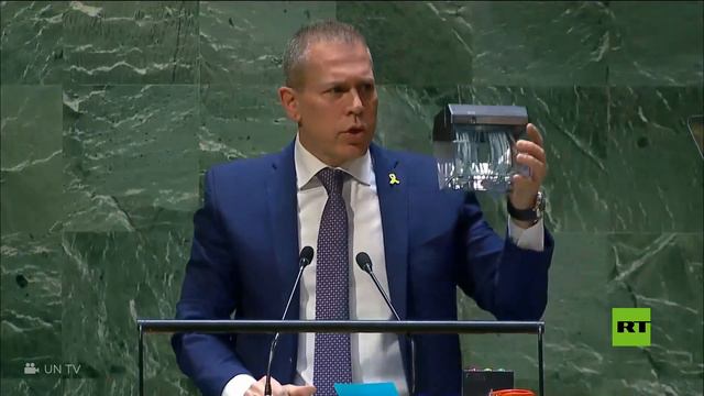 سفير إسرائيل يمزق نسخة من ميثاق الأمم المتحدة خلال جلسة حول عضوية فلسطين الكاملة بالمنظمة