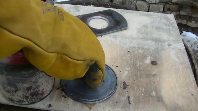 Расплавленный алюминий в центрифугу  Разлетелся во все стороны