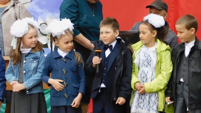 Последний звонок 21 мая в Селендуме. Первоклассники читают стихи для выпускников