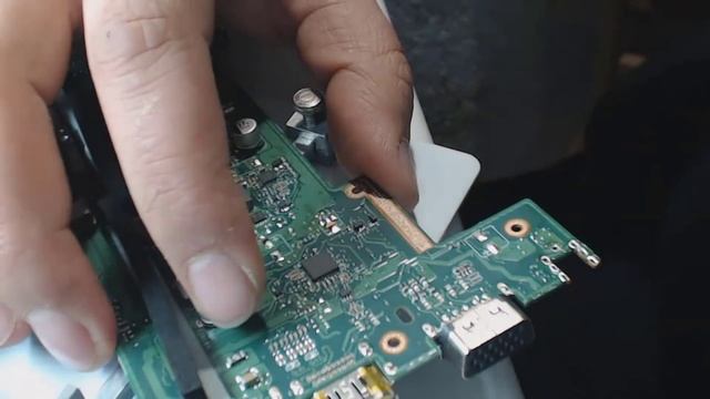Comment remplacer le connecteur d'alimentation - Asus F200MA
