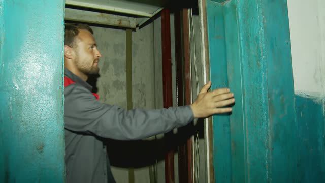 Тюменские специалисты устанавливают новые лифты для комфорта и безопасности в многоэтажных домах