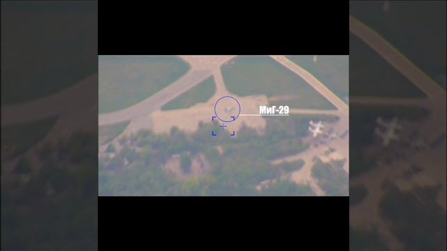 Поражение кассетными боеприпасами трёх истребителей МиГ-29 и складов в аэропорту «Днепр»
