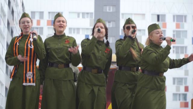 «Фронтовые бригады» исполнили песни под окнами ветеранов