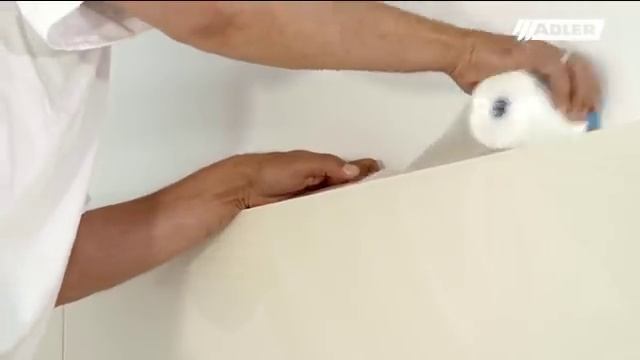 Pitturare le pareti di una cucina.
