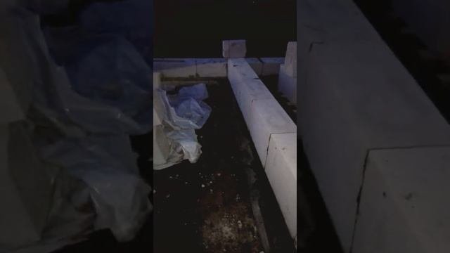 Первый ряд кладки дома из газобетона