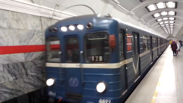 Старый ЕМ81-501 на станции "Кировский завод".mp4