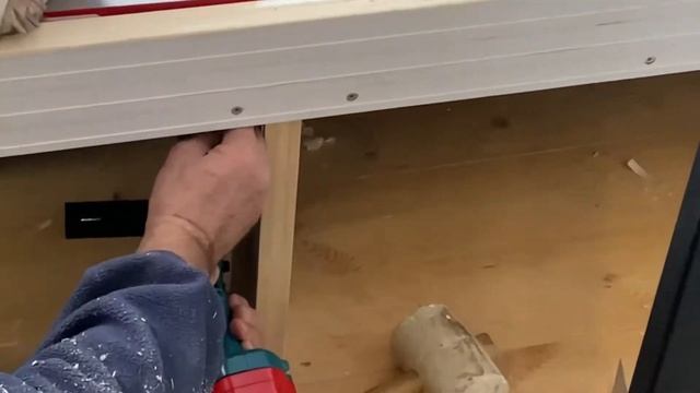 20.02.21. Доделали спальное место зоны гостиной в бытовке и смонтировали миниперегородку.