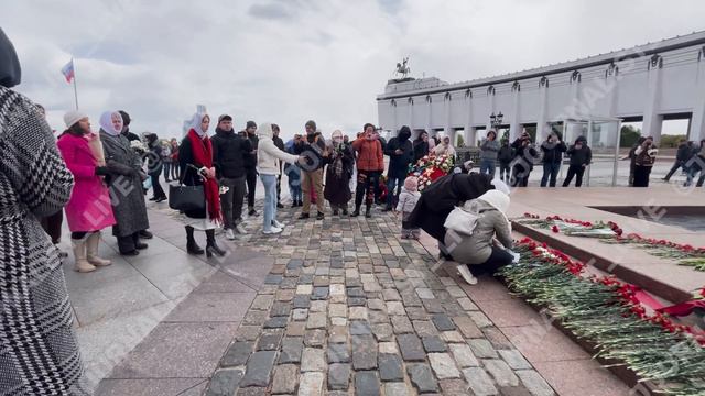 ЖЕНЫ МОБИЛИЗОВАННЫХ | ВОЗЛОЖЕНИЕ ЦВЕТОВ К ВЕЧНОМУ ОГНЮ В ПАРКЕ ПОБЕДЫ 09.05.2024