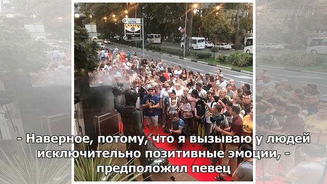 Рыжий из «Иванушек» открыл памятник самому себе в Сочи